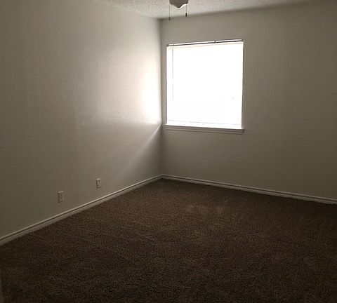 5th image of 204 Lake Meadows Dr