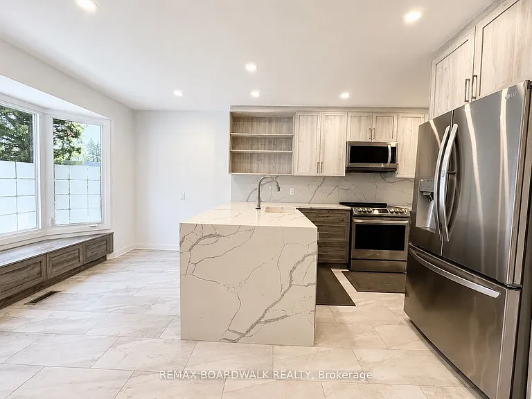 4396 Whittaker Cres — Photo 4