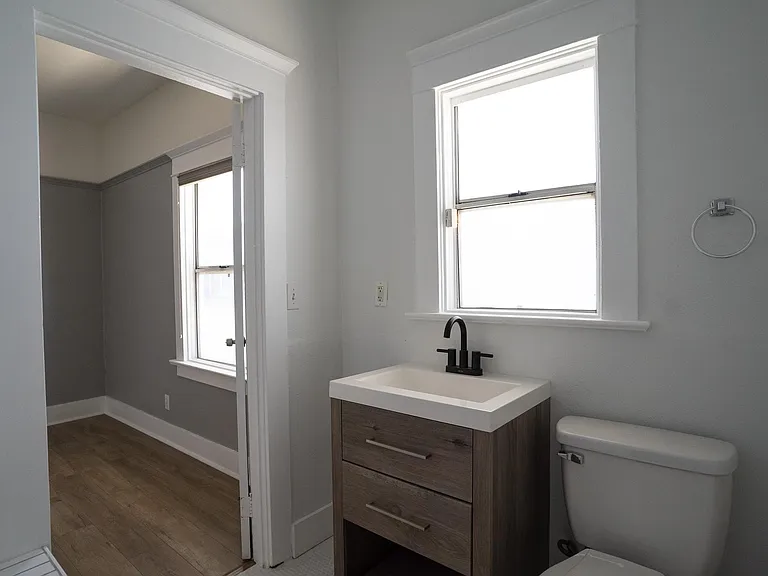 3855 S Budlong Ave — Photo 9