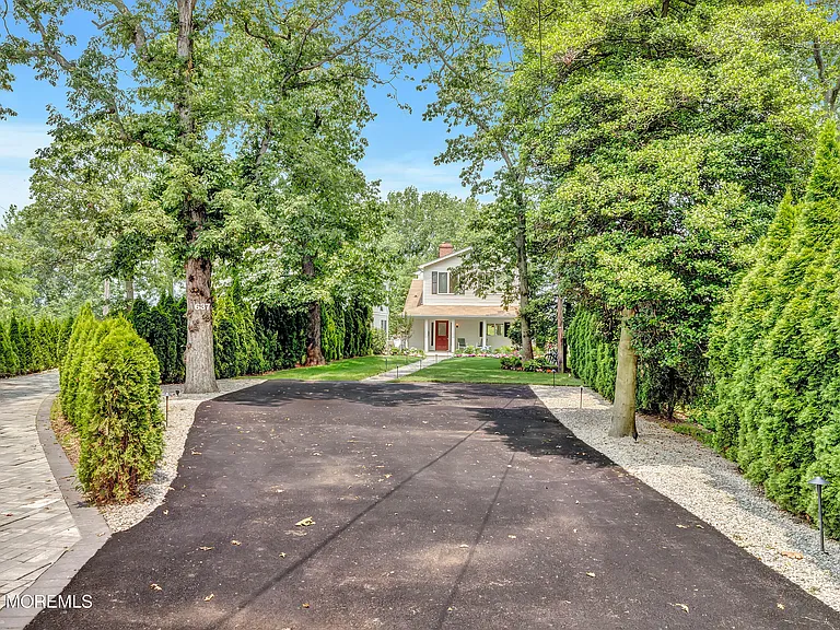 637 Beacon Blvd — Photo 2