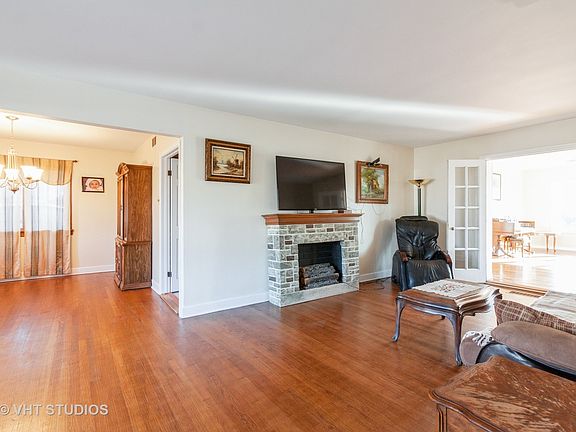 3rd image of 1425 W 54th Pl
