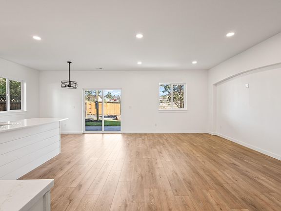 5th image of 137 SE 16th St