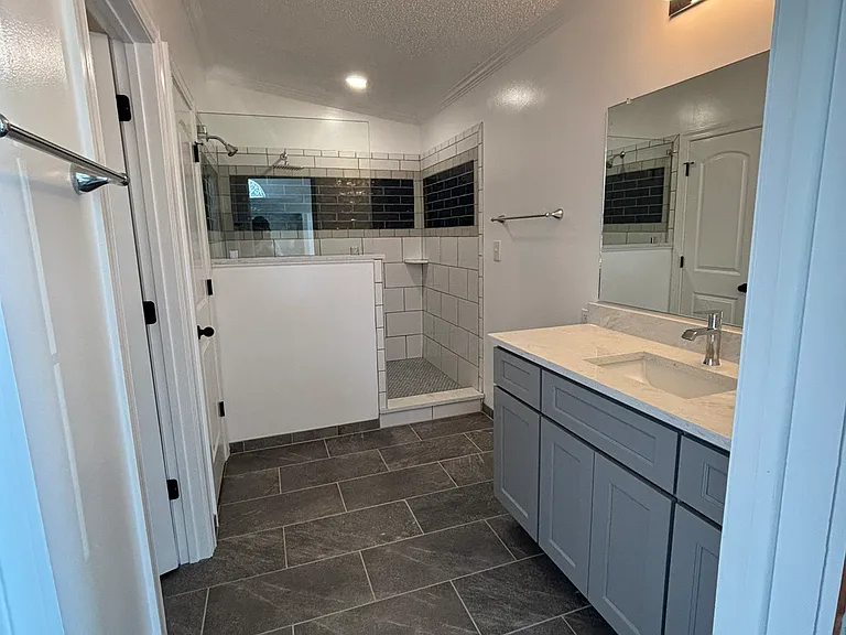 321 E Harden St — Photo 27