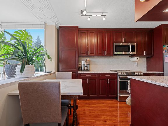 5th image of 1425 Esquimalt Ave #212