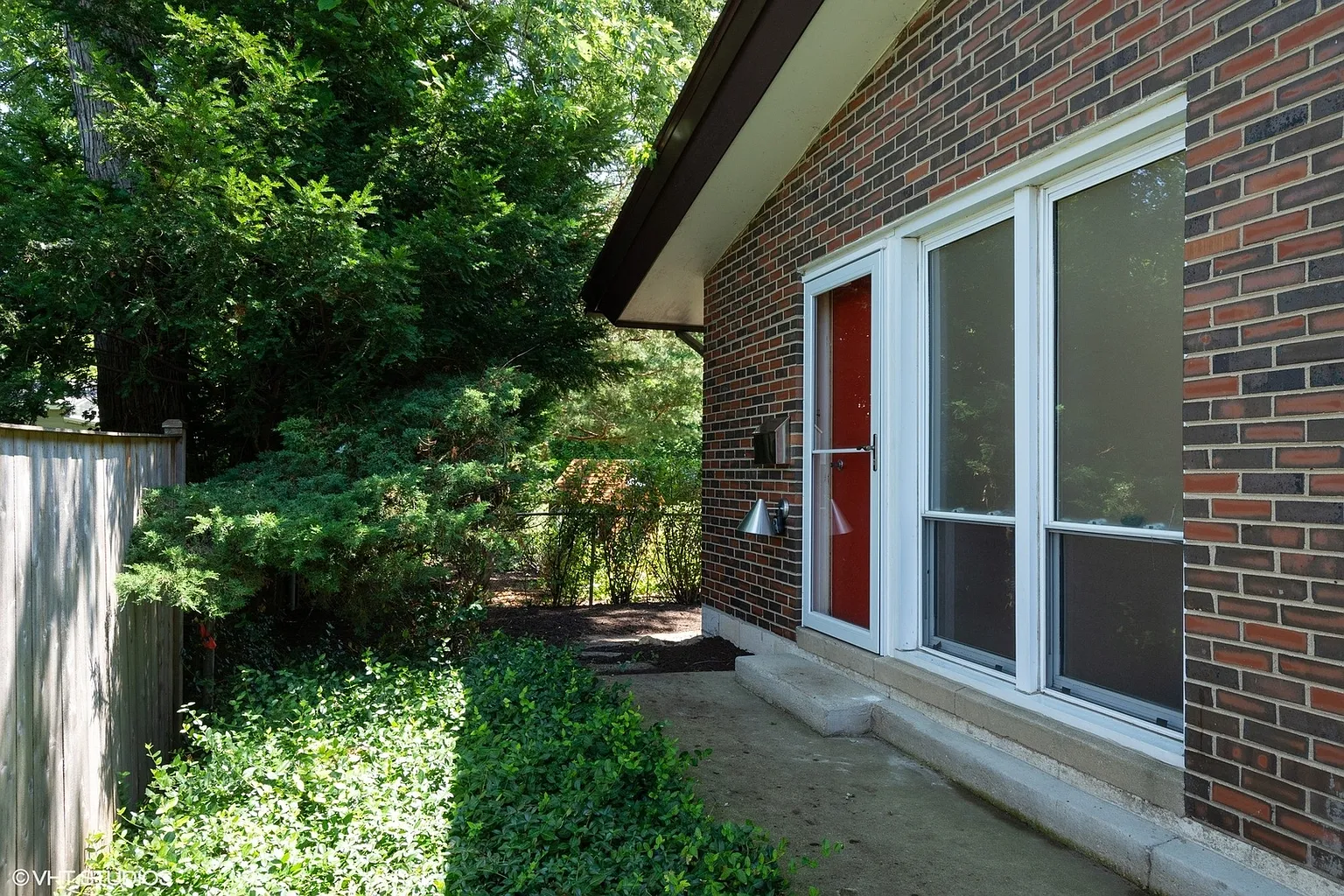415 Lageschulte St photo 1