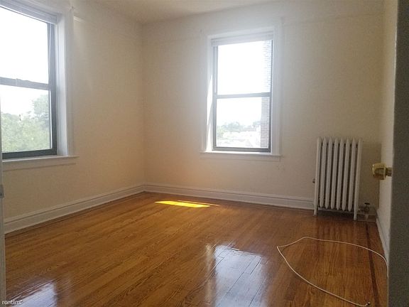 5th image of 305 E 239th St