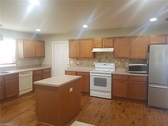 4th image of 930 NW Juanita Pl