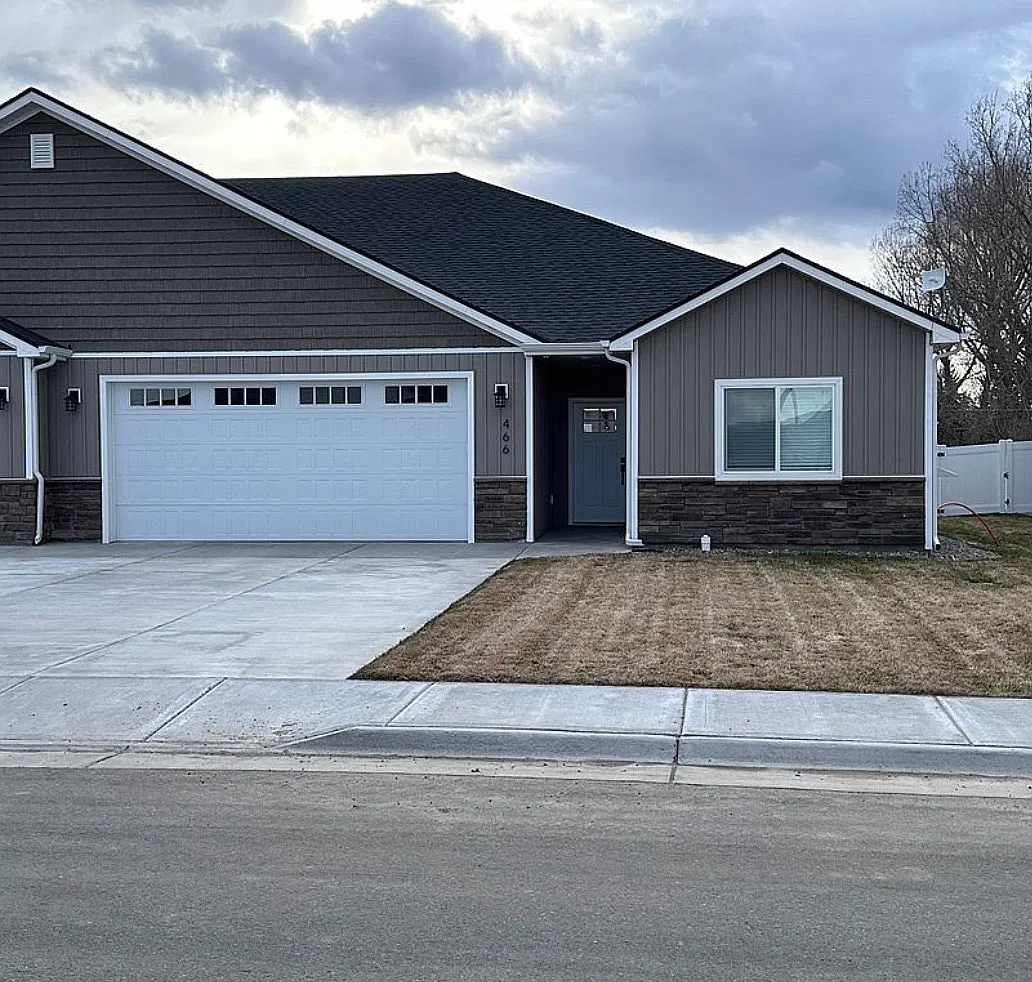 3 bed, 1592 sqft, $1,900 — Photo 1
