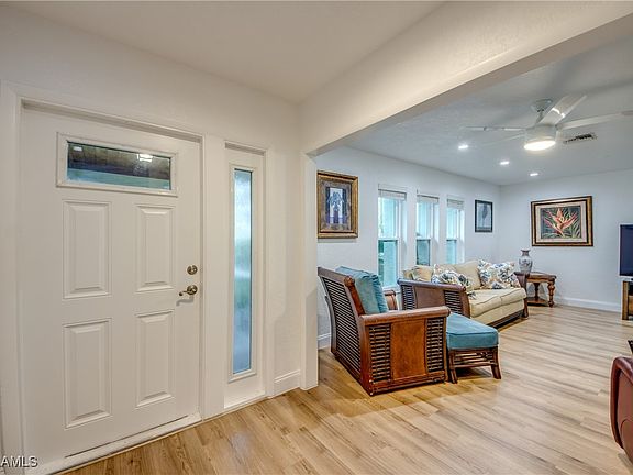 3rd image of 710 SW 52nd St
