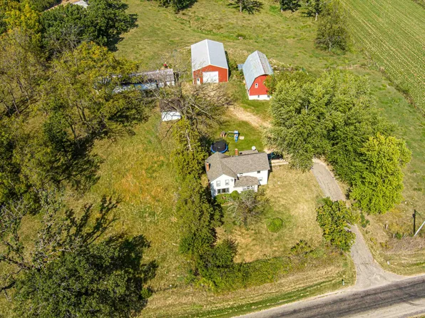4304 W Lily Creek Rd, Freeport, IL 61032