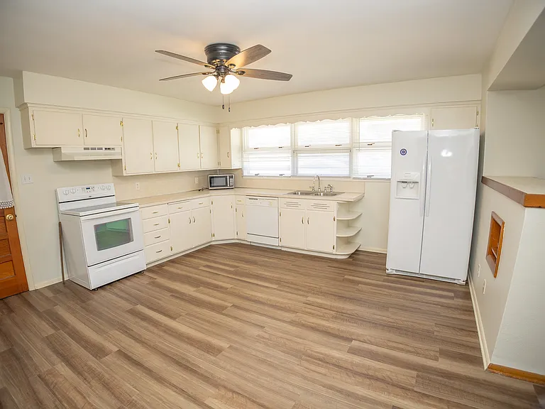 2401 Willow Dr — Photo 9
