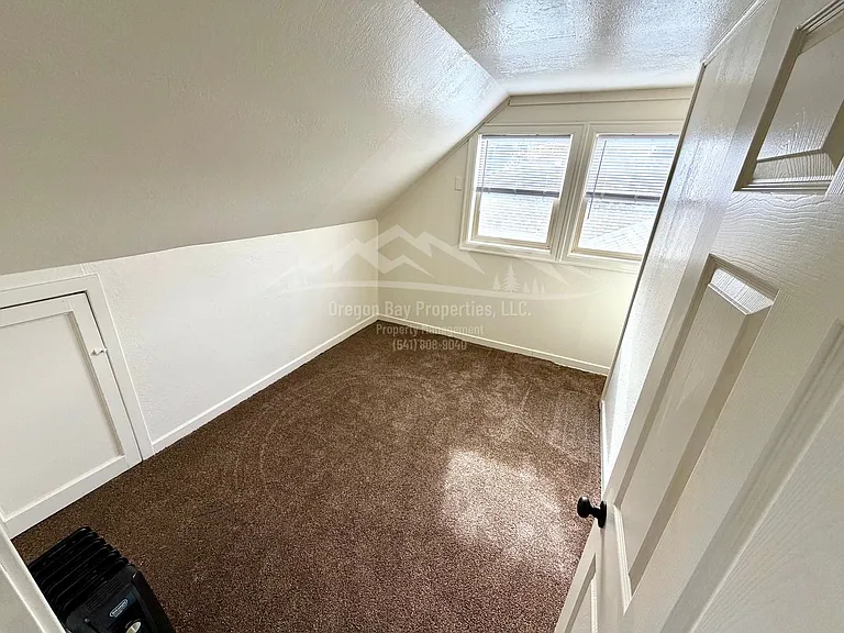 920 Winchester Ave — Photo 8