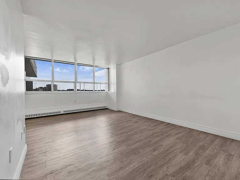 65 Thorncliffe Park Dr #906 — Photo 7