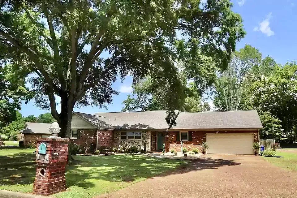 118 Creekwood Dr — Photo 2