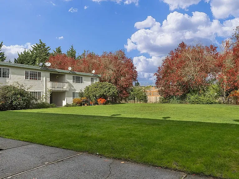 Esquire Apartments — Photo 23