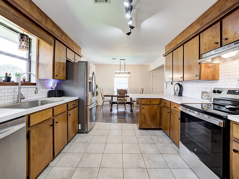 2109 S August St — Photo 19