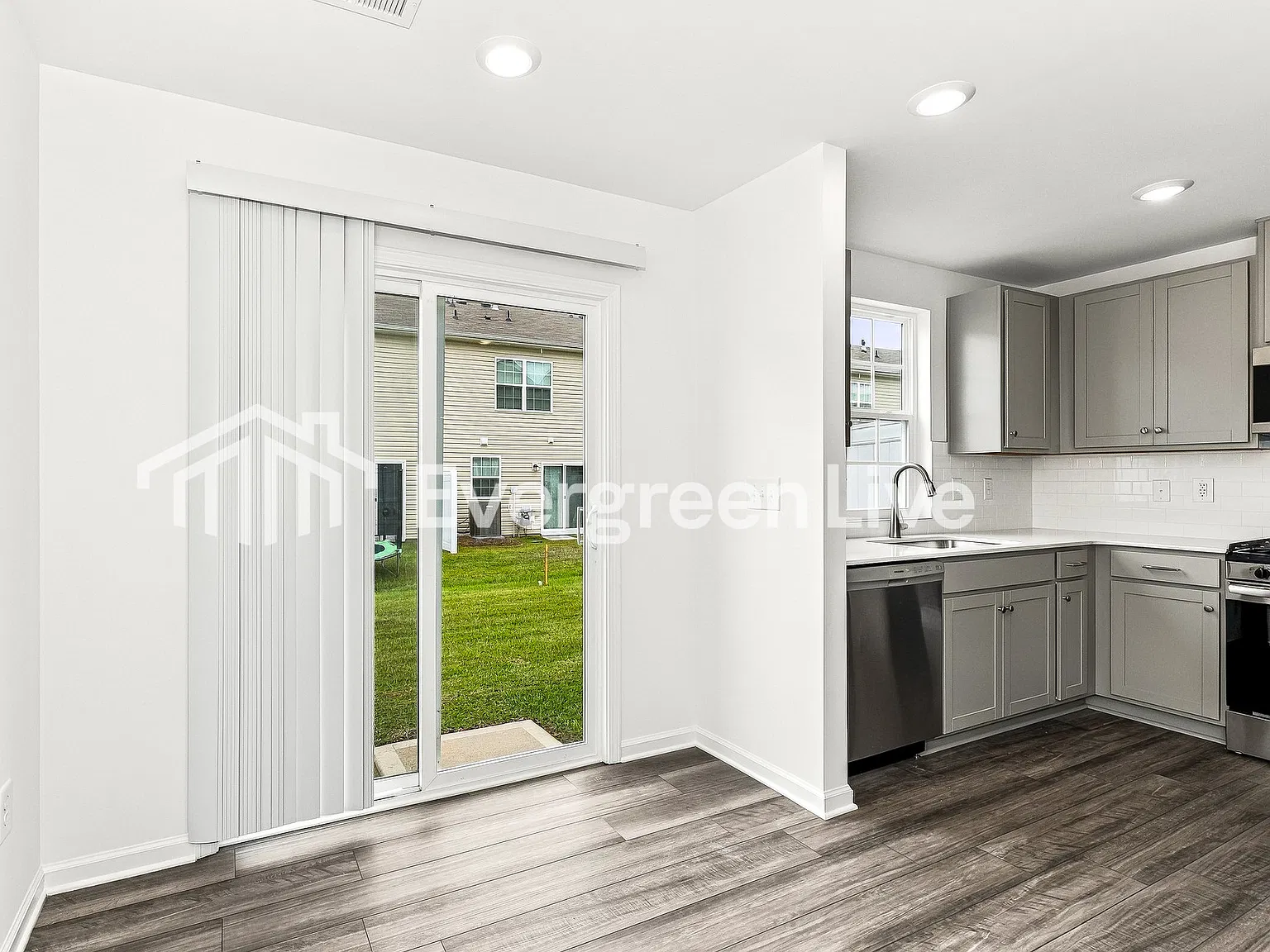 3 bed, 2.5 bath, 1346 sqft, $1,750 — Photo 3