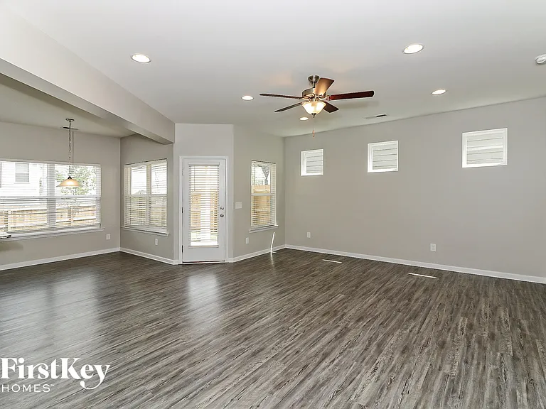 195 Bryon Ln — Photo 9