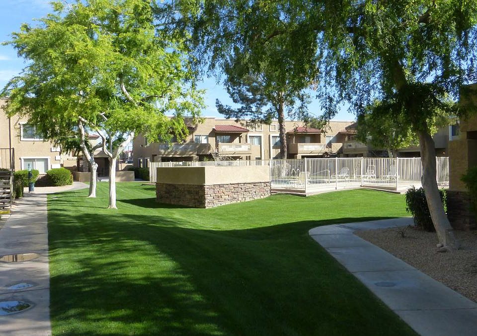 Lush Park like resort style grounds