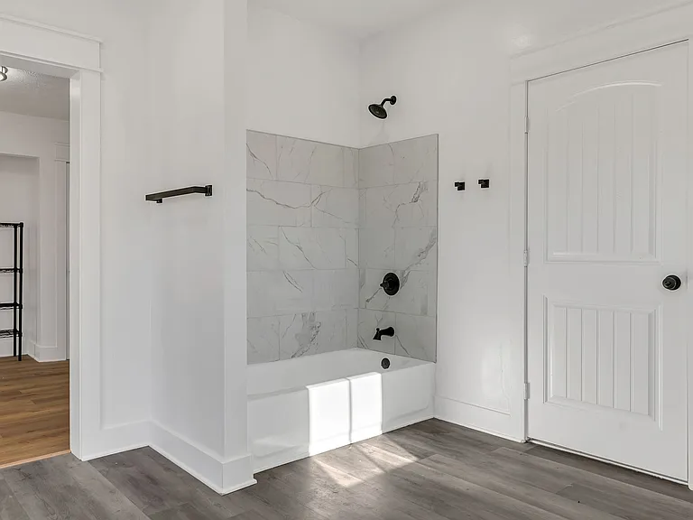 402 England St E — Photo 14