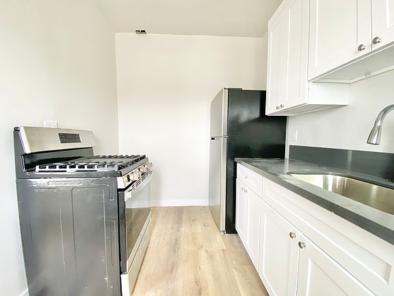 2nd image of 727 S Mariposa Ave #408