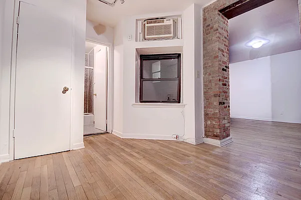 Rented by Urbane Brokerage | media 12