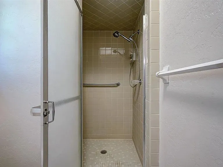406 Shady Lane Dr — Photo 12