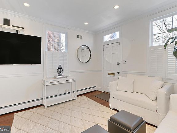 4th image of 702 S Fairfax St