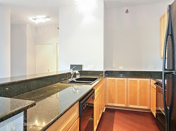 3rd image of 1322 S Prairie Ave Unit 406