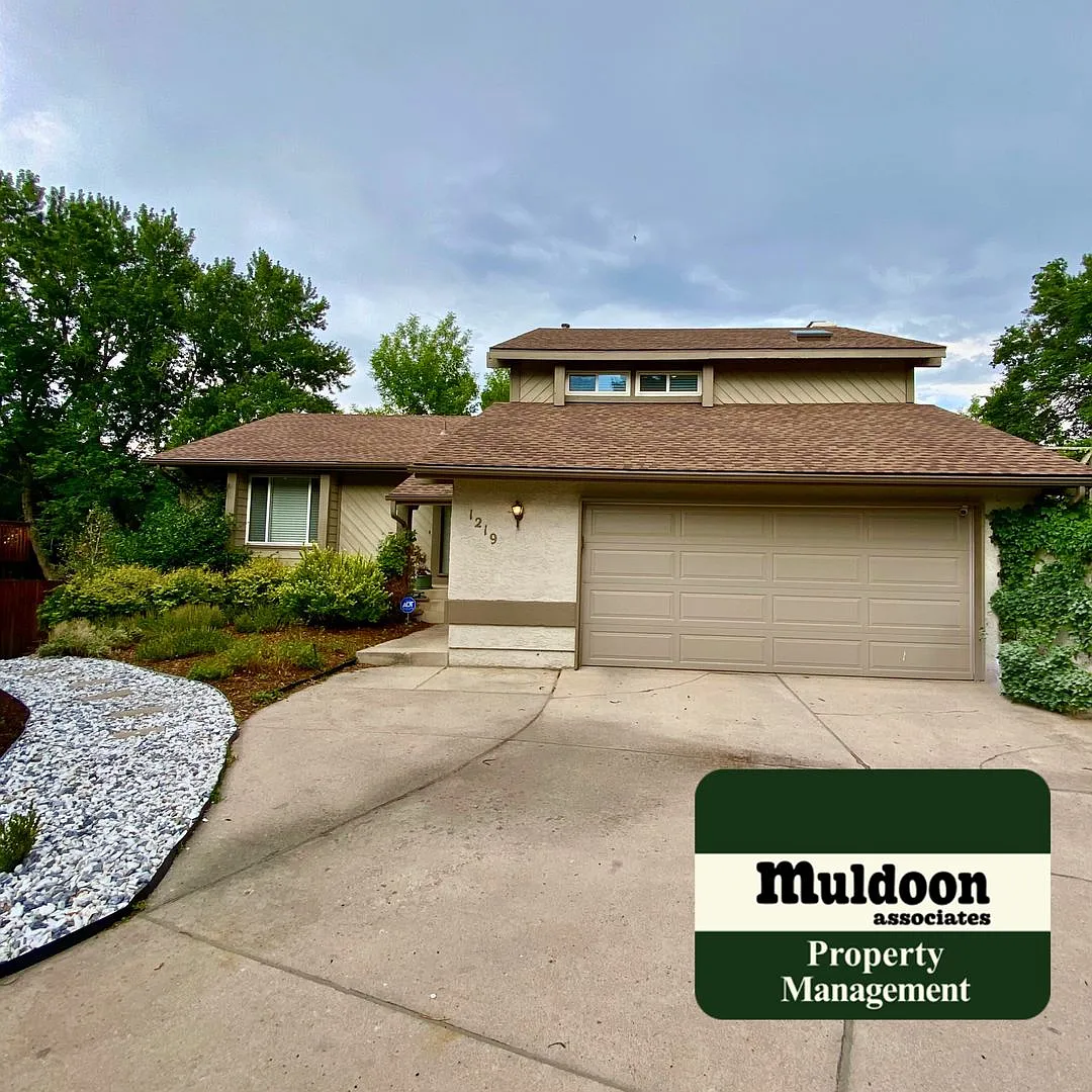 Spacious Inside and Out! 5 bed 3 bath Home in 80907! — Photo 2