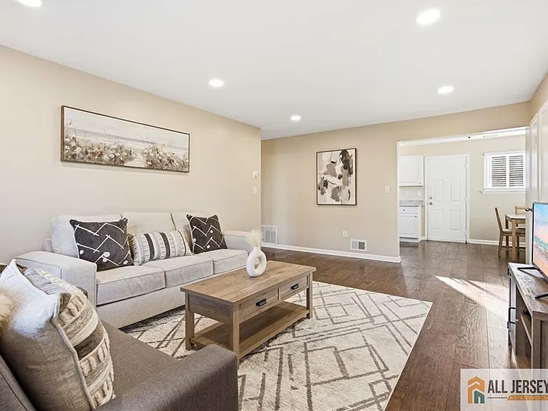 609 N Oaks Blvd — Photo 4