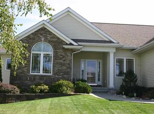 438 Sunset Dr, Fairfax, IA 52228