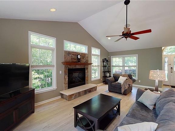 4th image of 960 Hessel Dr