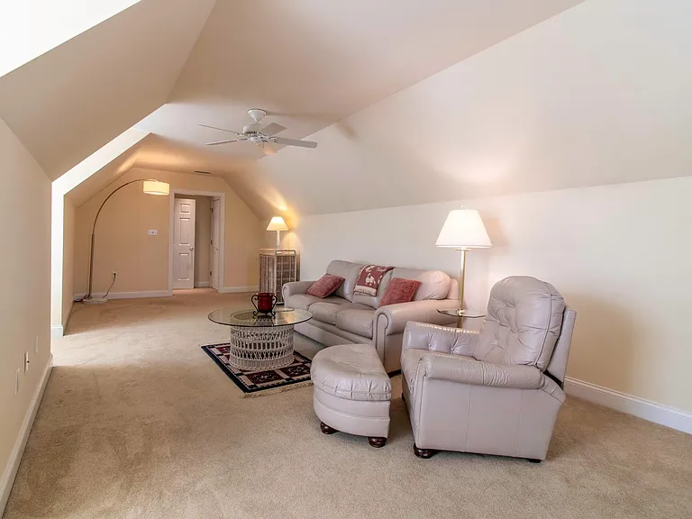 10 Wellington Pl — Photo 32