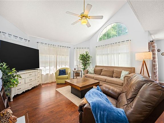 4th image of 814 Brooks Blvd