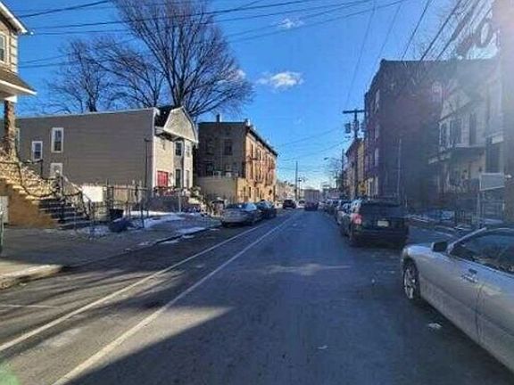 Exterior Neighborhood (street photo)