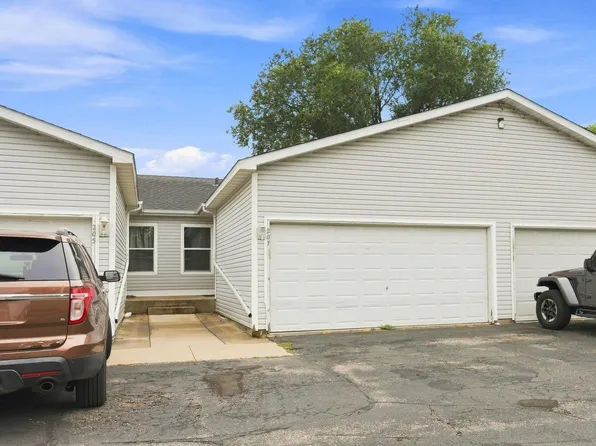 207 Shawnee Trl, Shakopee, MN 55379