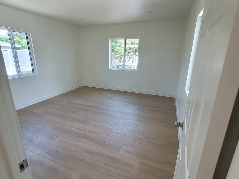 566 W H St — Photo 19