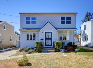 27 James St, New Hyde Park, NY 11040