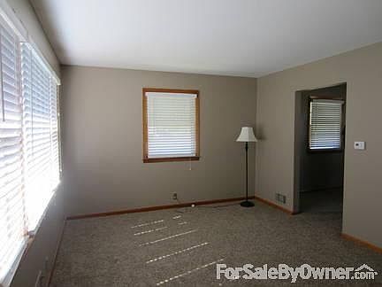 FRESHLY PAINTED LIVING ROOM
						:
						NEW CARPET, 2" BLINDS, BAY WINDOW ENTRANCE TO DINING ROOM