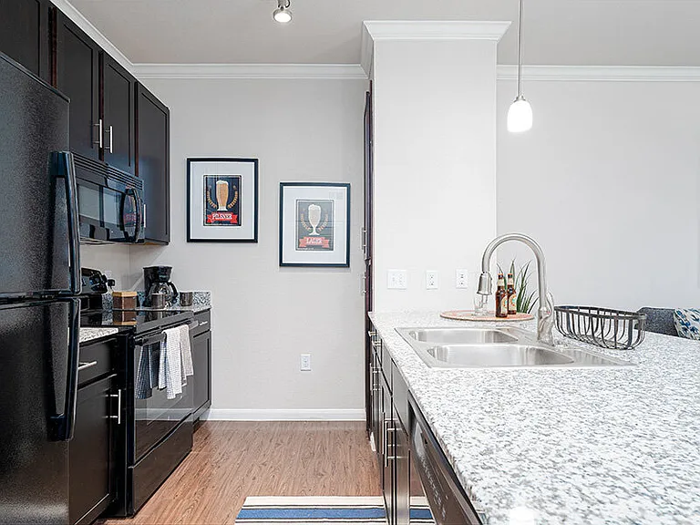 Cascadia Apartments — Photo 6