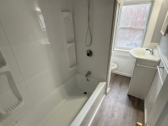 4th image of 303 N Washington St Floor 3