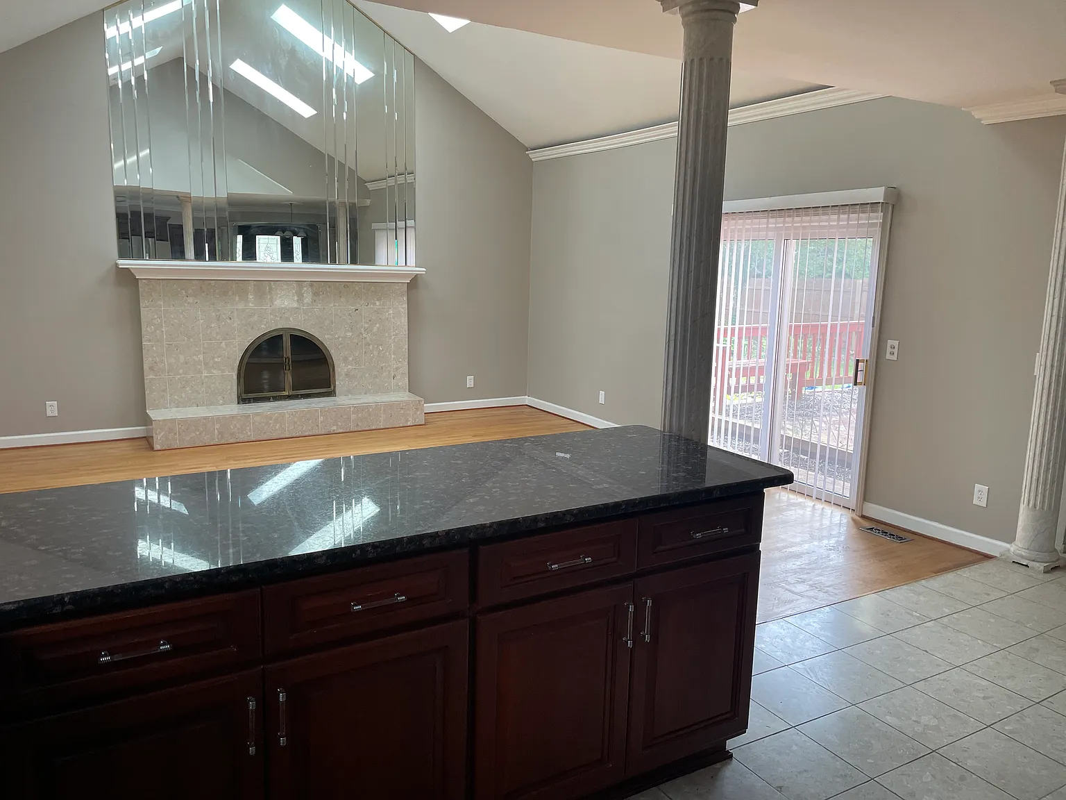5 bed, 3.5 bath, 2700 sqft, $3,200 — Photo 4