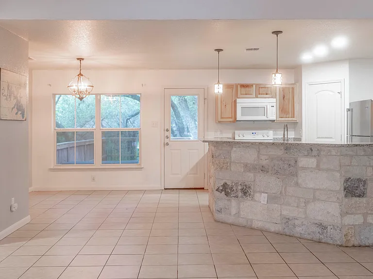 1015 Twin Deer Ln — Photo 6