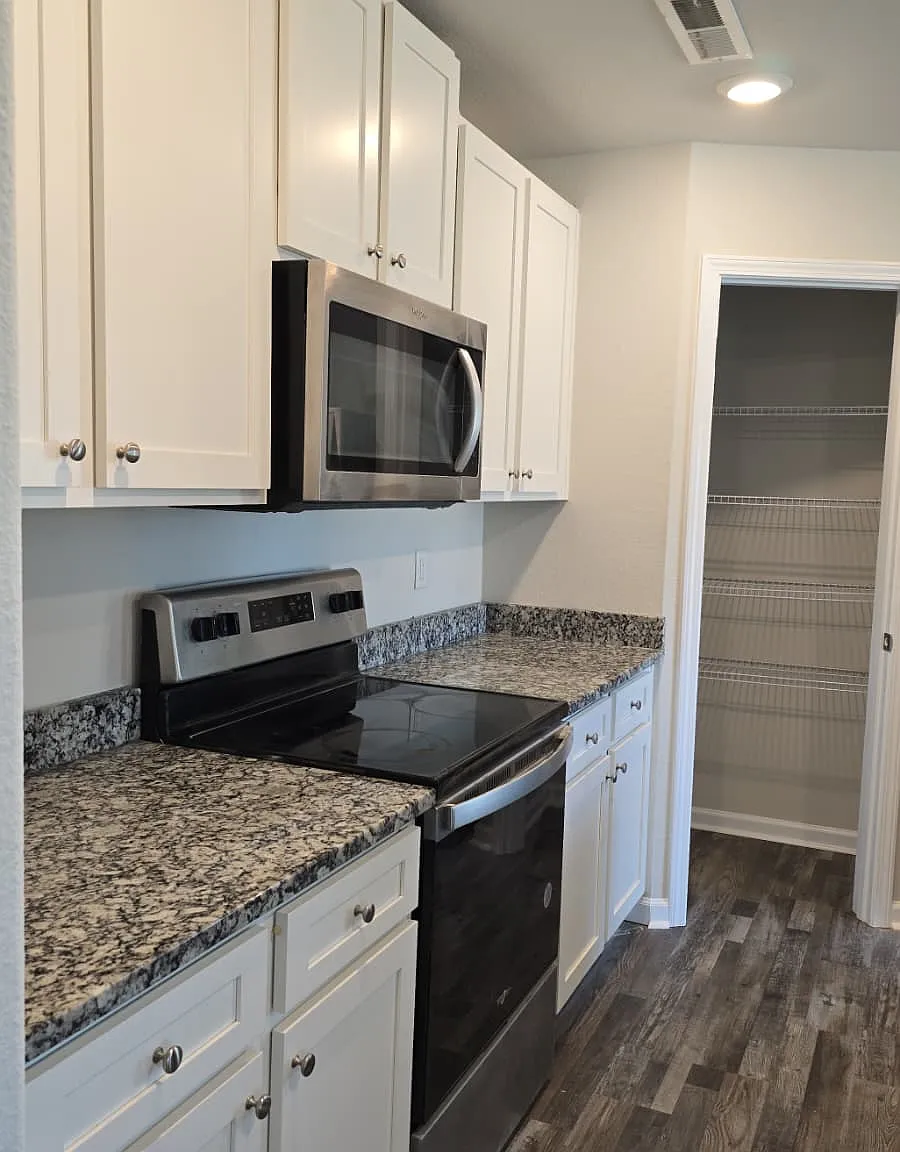 3 bed, 2.5 bath, 1800 sqft, $2,090 — Photo 2