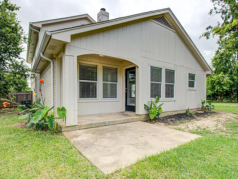 1302 Crete Ln — Photo 23