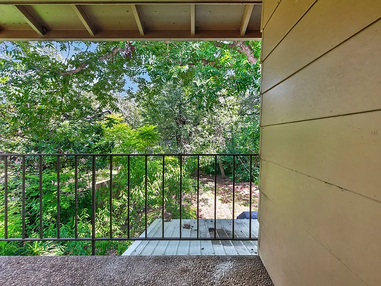 1513 Travis Heights Blvd — Photo 9