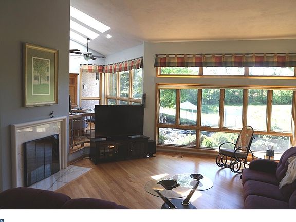 4th image of 11 Lexington Dr