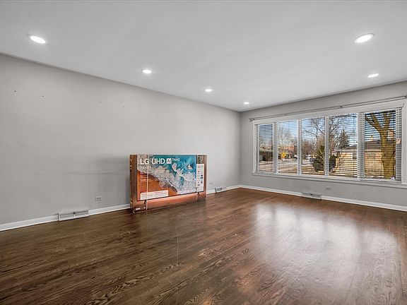 5th image of 8309 W Sunnyside Ave