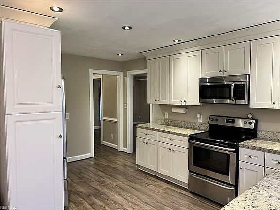 2nd image of 640 Blackthorne Dr